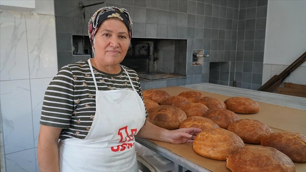 Kadın girişimci evinin alt katında açtığı fırında köyünün geleneksel ekmeğini üretiyor