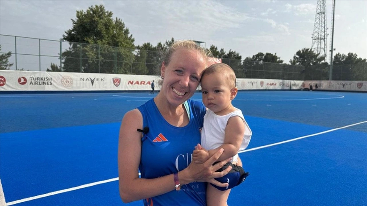 Kadın hokey sporcusu Sinem Yalçın'ın kucağında bebeğiyle finale çıkma sevinci