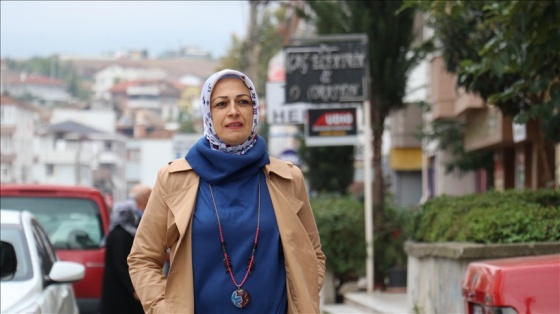 Kadın muhtar vefat eden babasının yerine devraldığı mührü 3 dönemdir taşıyor
