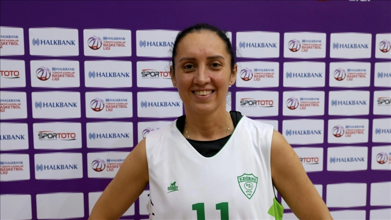 Kadınlar Basketbol 1. Ligi'nin "emekli" oyuncusu parkede gen&ccedil; sporculara &ouml;rnek oluyor