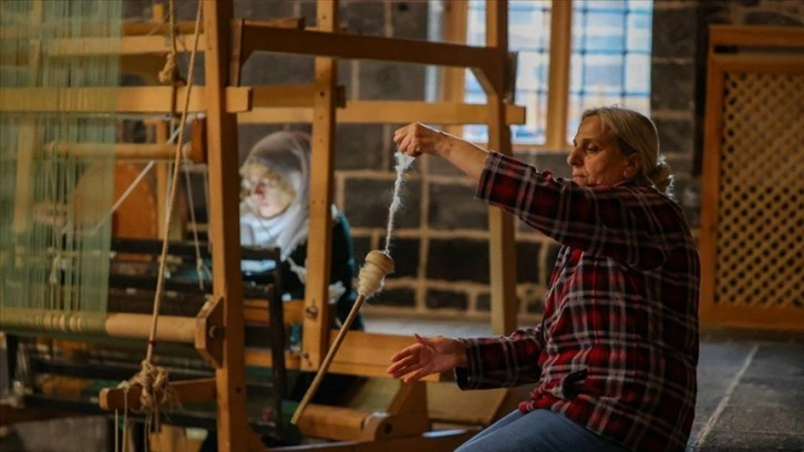 Kadınlar ipek dokuma tezgahlarını 457 yıllık hamama kurdu