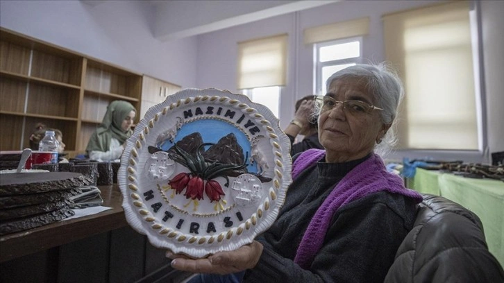 Kadınlar, Tunceli'ye özgü motiflerle süsledikleri hediyelik eşyalardan kazanç sağlıyor