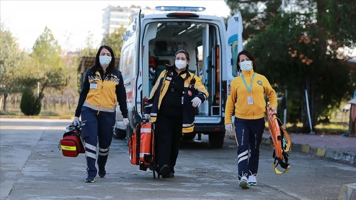 Kadınlardan oluşan ambulans ekibi zamanla yarışarak hayat kurtarıyor