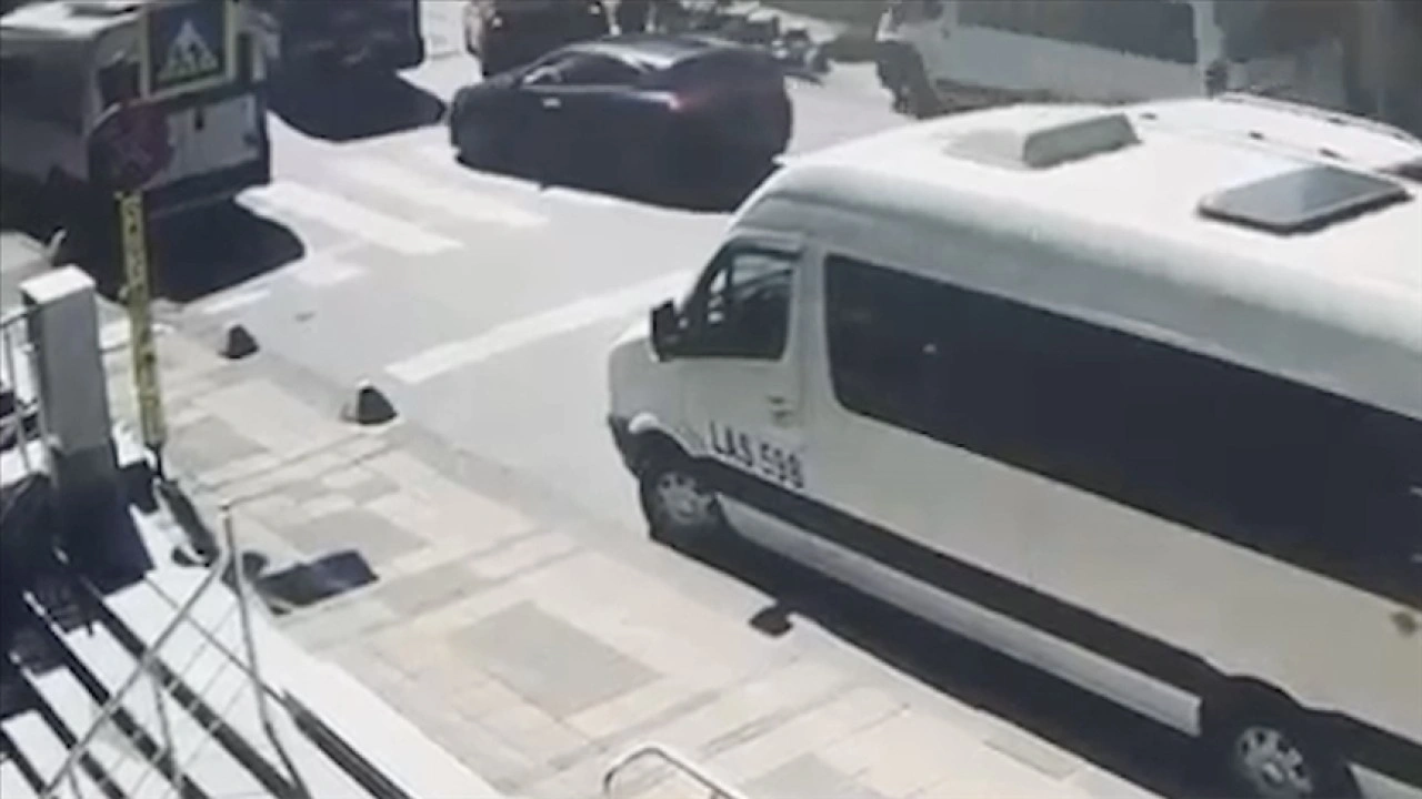 Kağıthane'de servis aracının çarptığı 1 kişi öldü, 4 kişi yaralandı