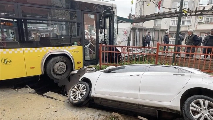 Kağıthane'de İETT otobüsü park halindeki otomobile çarptı