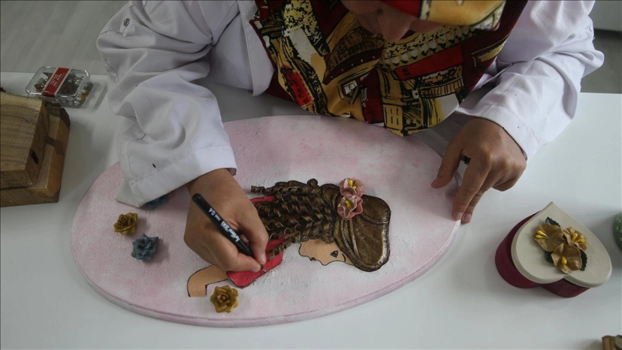 Kahramanmaraşlı kadın girişimci atık talaşı sanat eserlerine dönüştürüyor