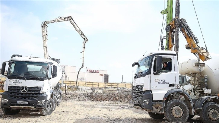 Kahramanmaraş'ta afet konutları inşaatında beton mikserini kadınlar da kullanıyor