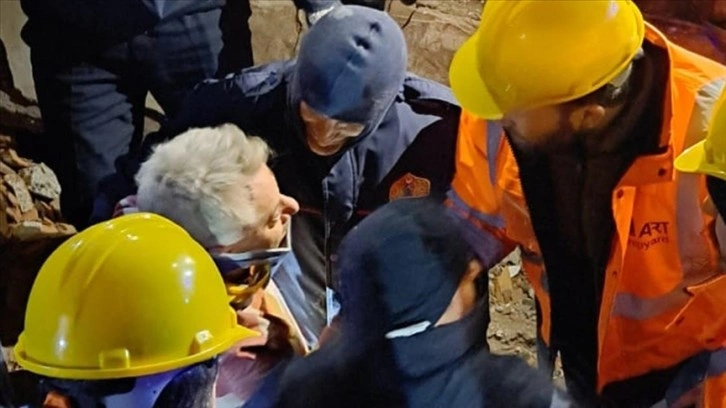 Kahramanmaraş'ta anne ve babasıyla bir kız çocuğu 39 saat sonra kurtarıldı