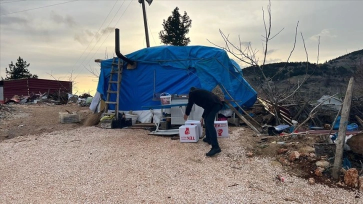 Kahramanmaraş'ta belediye personeli depremzedelere yardım kolisi dağıtıyor