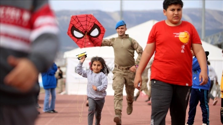 Kahramanmaraş'ta depremzede çocuklar komandolardan uçurtma uçurmayı öğreniyor
