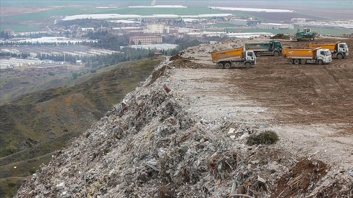 Kahramanmaraş'ta enkaz kaldırma çalışmaları sürüyor