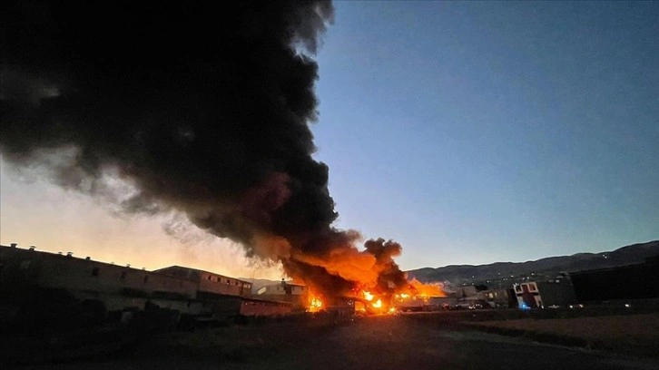 Kahramanmaraş'ta geri dönüşüm tesisinde yangın çıktı