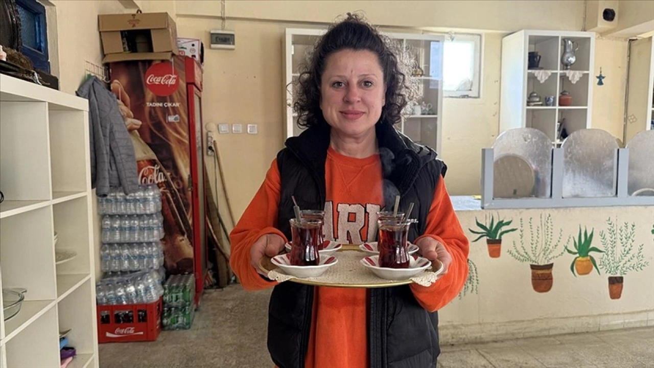 "Kahveci Seval" çalışma azmiyle çevresine örnek oluyor