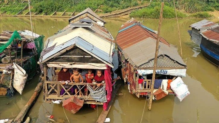 Kamboçyalı bazı yoksul aileler 'tekne evler'de yaşıyor