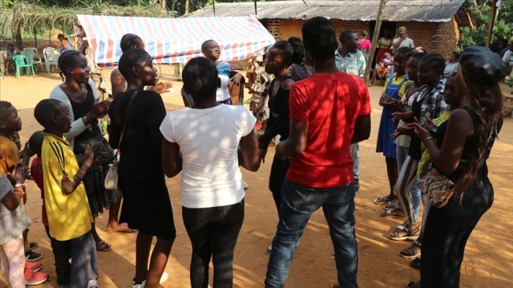 Kamerun'daki Bantular cenaze töreninin ardından ölülerini dansla uğurluyor