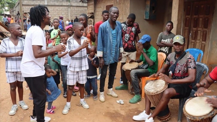 Kamerun’un yoksul mahalleleri dünyaya sesini Mbole ritmi ile duyuruyor