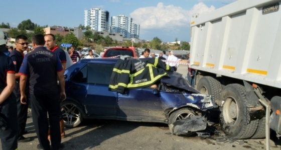 Kamyonla otomobil çarpıştı: 1 ölü, 2 yaralı