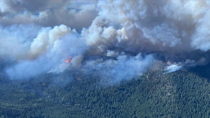Kanada'nın Kuzeybatı Toprakları ve British Columbia eyaletleri orman yangınlarıyla mücadele edi