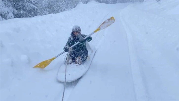 Kano ile karda 'ekstrem' kayak keyfi yaptı