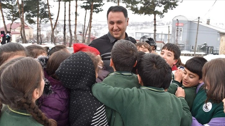 Kanser hastası öğretmen öğrencilerinin sevgisiyle hayata tutunuyor