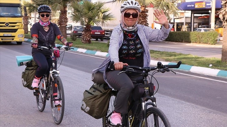 Kanseri atlatan kadın, hastalara umut vermek için bisikletle yola çıktı