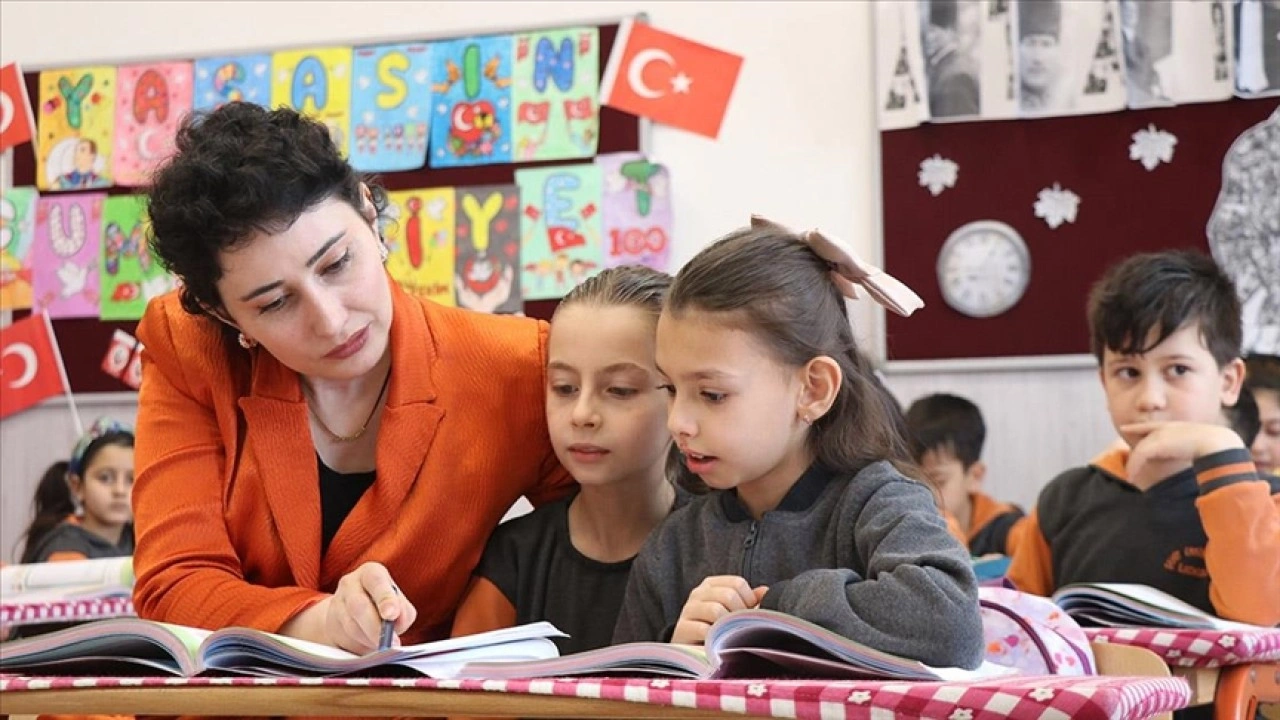 Kanseri yenen Mehtap öğretmen için ders zili bir yıl aradan sonra yeniden çaldı