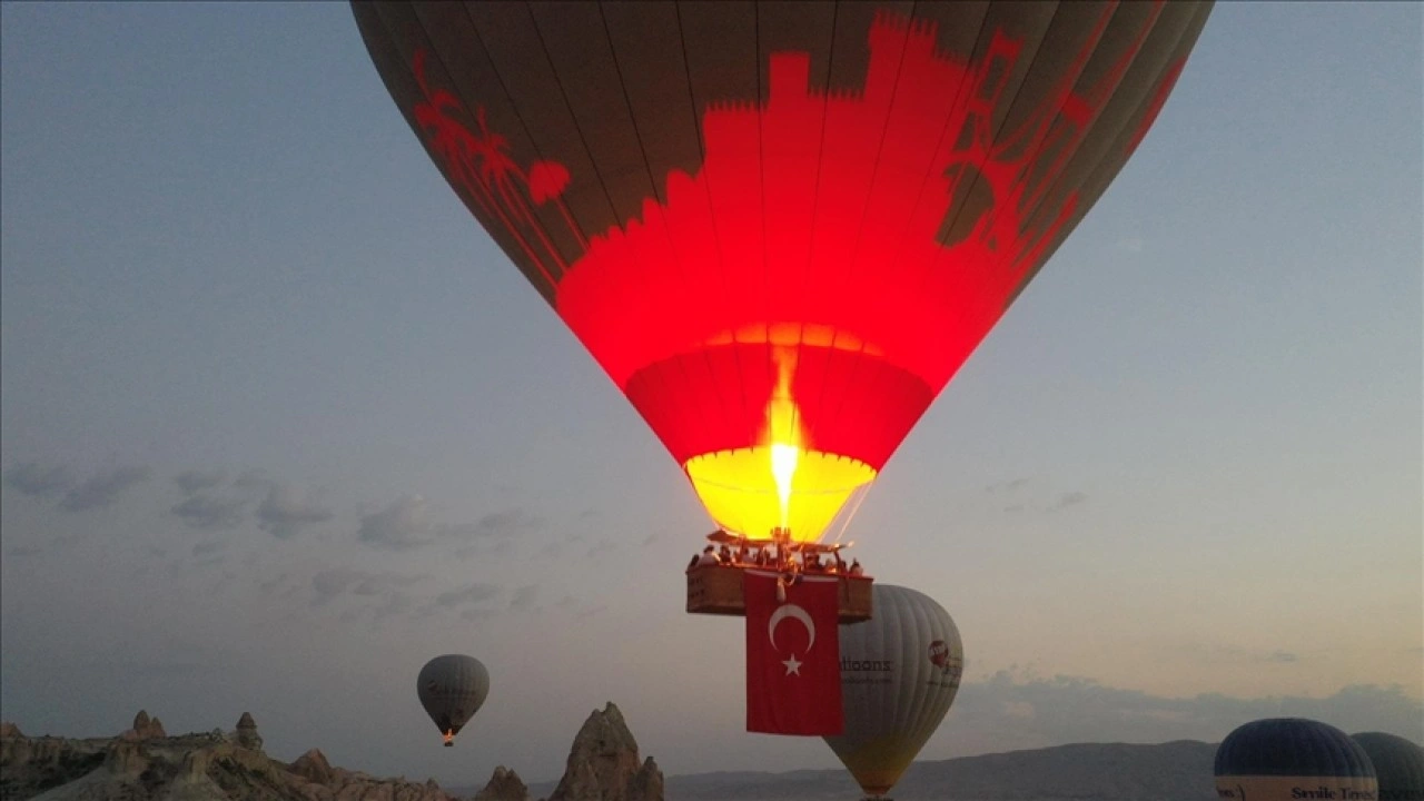 Kapadokya'da balonlar Türk bayraklarıyla uçtu