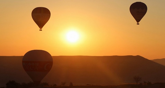 Kapadokya’da balonların gökyüzünde muhteşem dansı