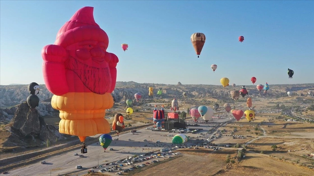 Kapadokya'da figürlü sıcak hava balonları gösteri uçuşu yaptı