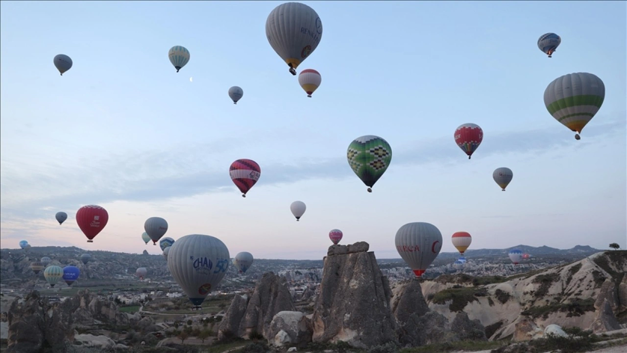 Kapadokya'da sıcak hava balon turlarına rüzgar molası