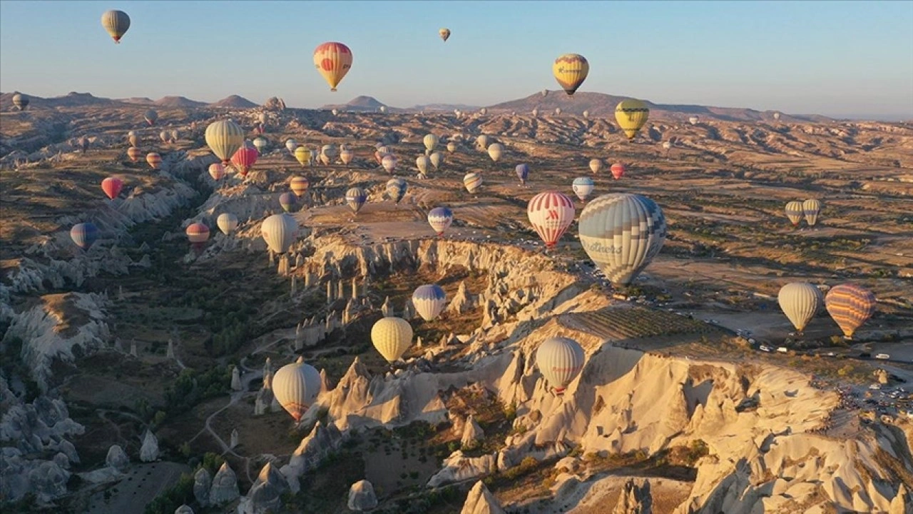 Kapadokya'daki sıcak hava balonları vadilere renk kattı