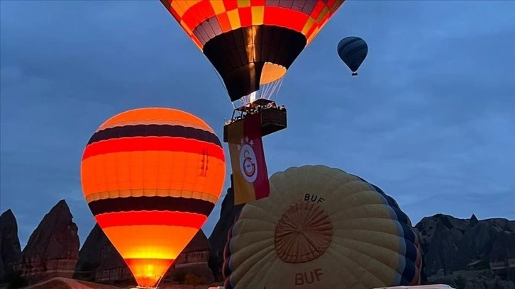 Kapadokya'da balonlar, Galatasaray'ın şampiyonluğu dolayısıyla sarı-kırmızı bayraklarla havalandı