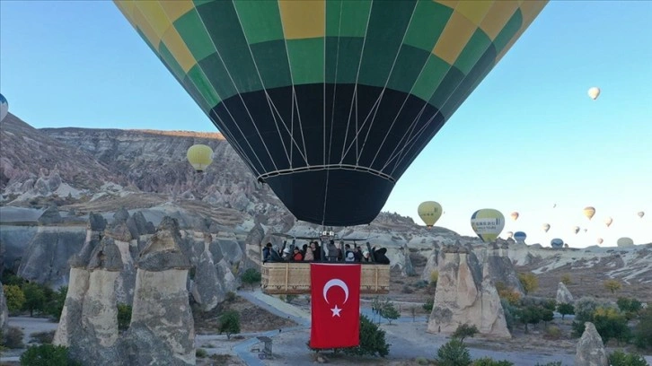 Kapadokya'da balonlar Türk bayrakları ve Atatürk posterleriyle uçtu