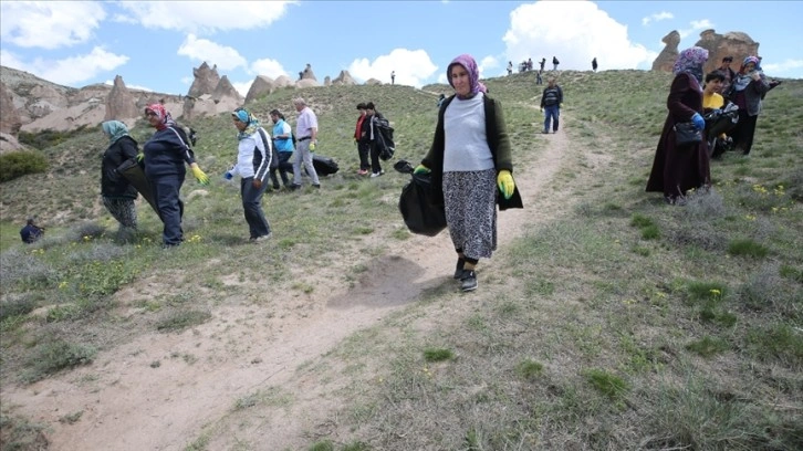Kapadokya'da 'özel insanlar' peribacaları arasında çöp topladı