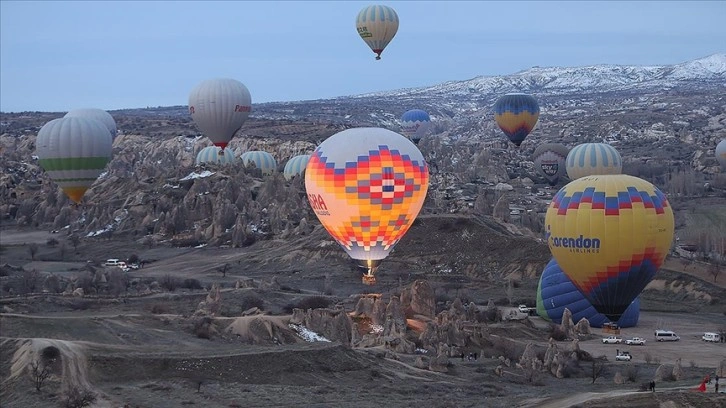 Kapadokya'da sıcak hava balon turuna rüzgar molası