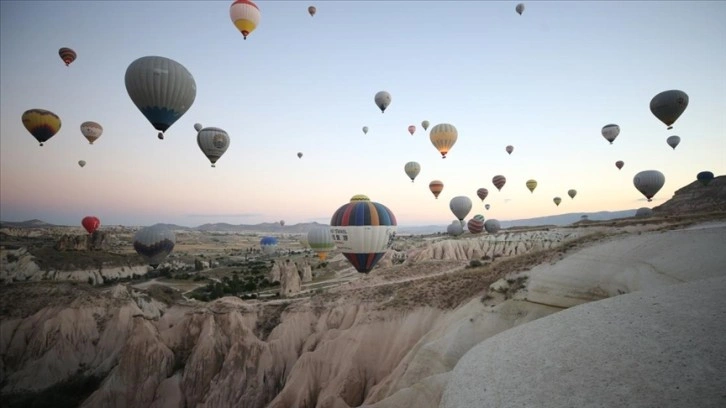 Kapadokya'da turistler hem yerin altını hem üstünü keşfe çıkıyor