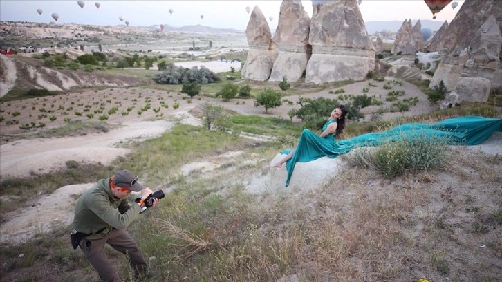 Kapadokya'da yaşayan Ukraynalı fotoğrafçı turistlerin mutlu anlarını ölümsüzleştiriyor