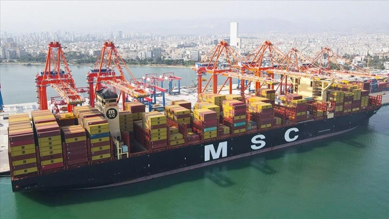 Kapasitesi artırılan Mersin Limanı'nın yeni terminaline 400 metrelik konteyner gemisi yanaştı