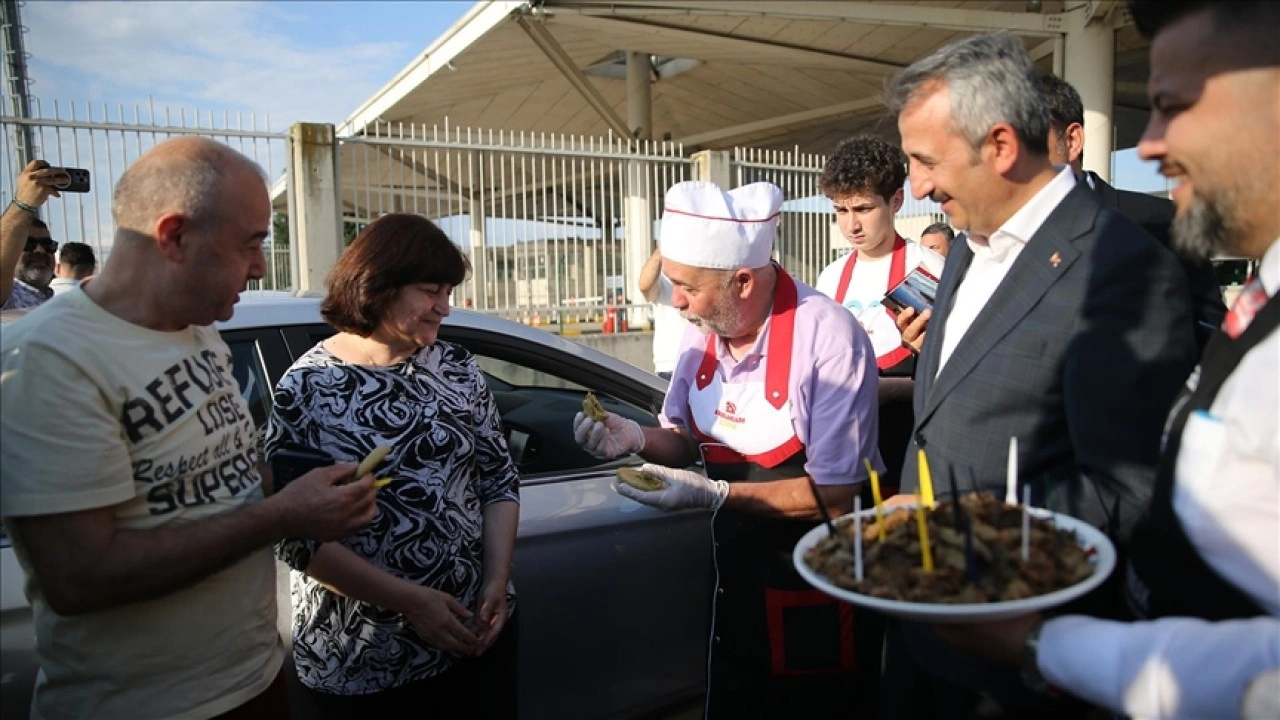 Kapıkule'den yurda giriş yapan gurbetçilere renkli karşılama