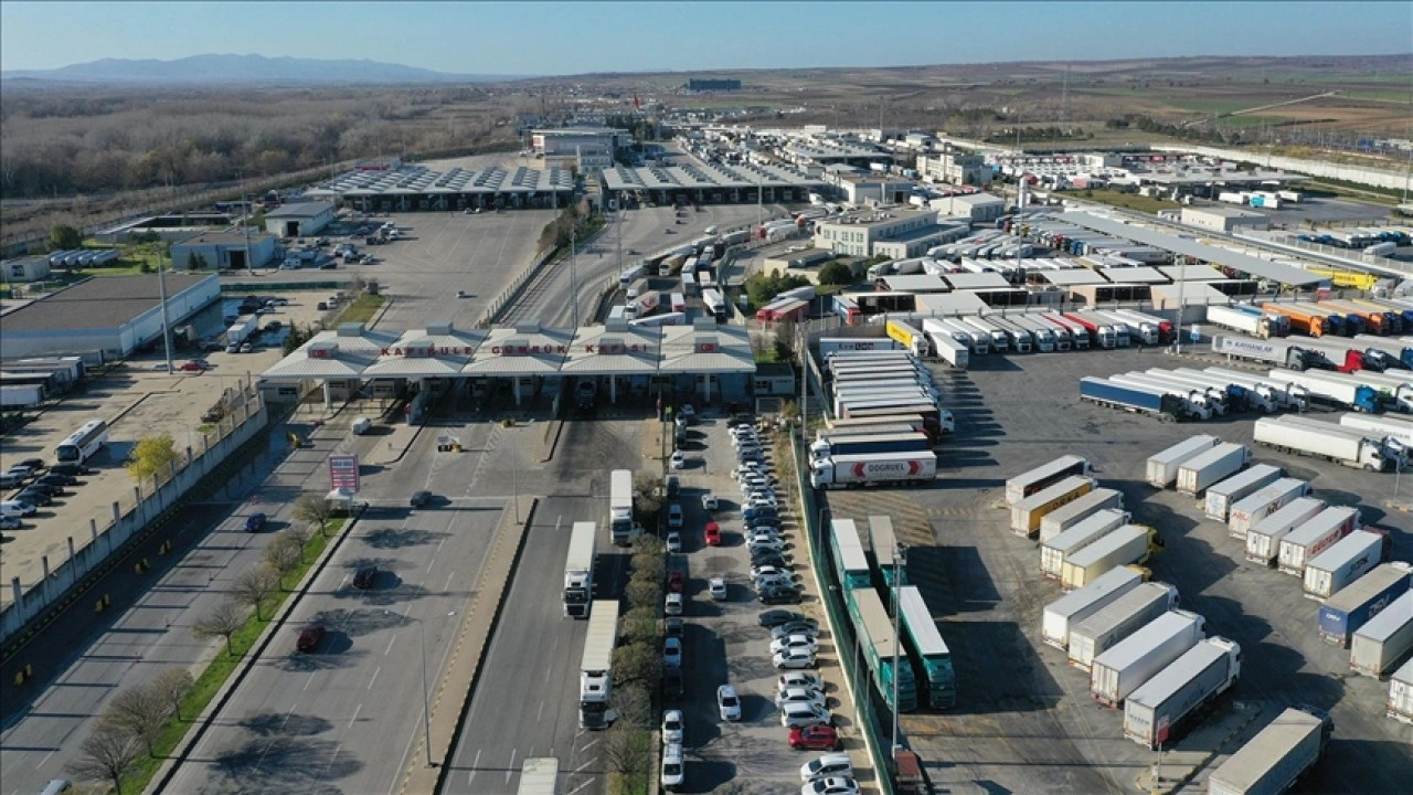 Kapıkule G&uuml;mr&uuml;k Kapısı'nda g&uuml;nl&uuml;k ticari ara&ccedil; ge&ccedil;iş rekoru kırıldı