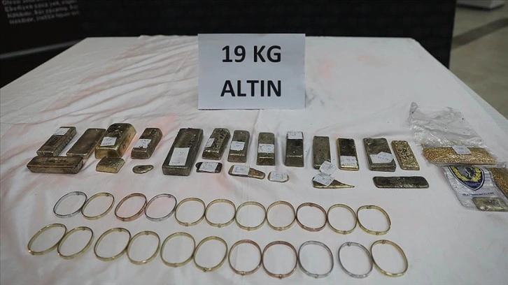 Kapıkule'de gümrük kaçağı yaklaşık 19 kilo altın ve oto yedek parçaları ele geçirildi