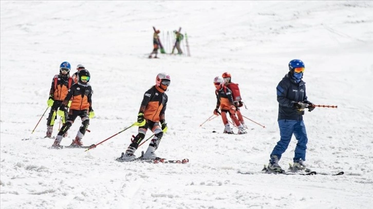Kar kalınlığının 136 santimetre ölçüldüğü Palandöken'de kayak heyecanı sürüyor