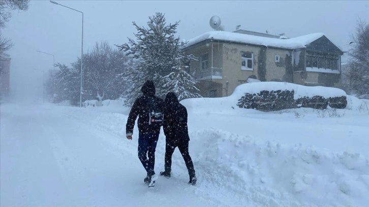 Kar kalınlığının 96 santimetre ölçüldüğü Ardahan merkezde araçlar kar altında kaldı