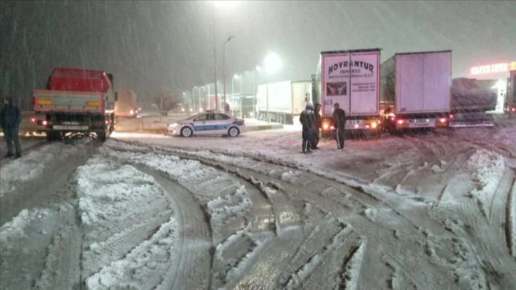 Kar ve tipi ulaşımda aksamalara neden oluyor