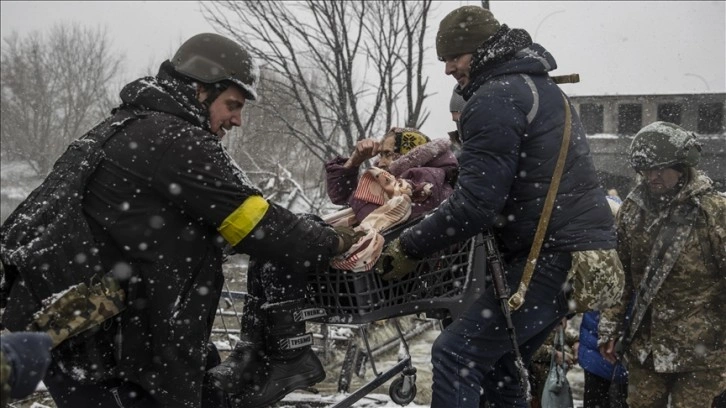 Kar yağışı altındaki Ukrayna’nın İrpin kentinden tahliyeler devam ediyor