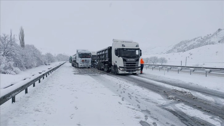 Kar yağışının etkili olduğu illerde ulaşımda aksamalar yaşanıyor