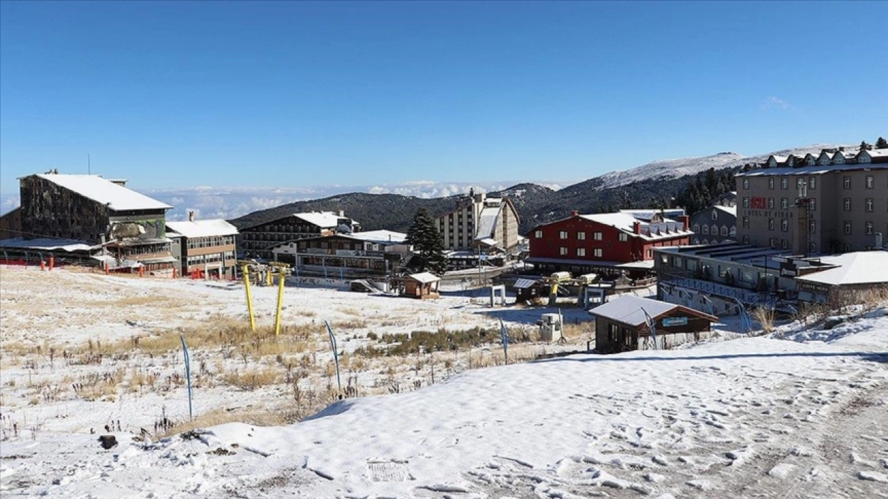 Kar yağışıyla beyaza bürünen Uludağ kayak sezonunu bekliyor