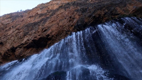 Kar yağışıyla coşan Kayseri'deki 'Türkiye'nin Niagarası' eşsiz manzaralar sunuyo