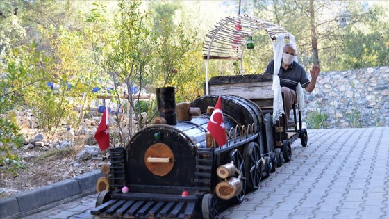 'Kara tren' tutkusunu bahçesinde sergilediği maketle yaşatıyor