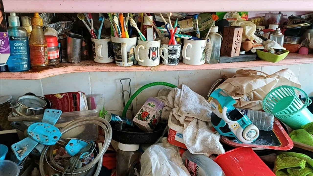 Karab&uuml;k'te bir evden 10 kamyon dolusu &ccedil;&ouml;p &ccedil;ıkarıldı